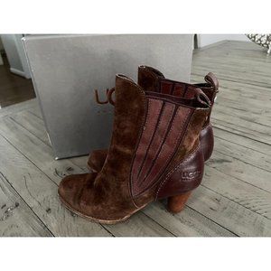 UGG Australia Chocolate Brown Oliviya 5597 Boots/Booties Size 8.5